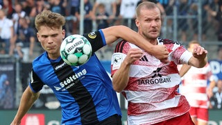 Malik Polt (SV Waldhof Mannheim) und Eric Hottmann (Fortuna Duesseldorf) im Zweikampf