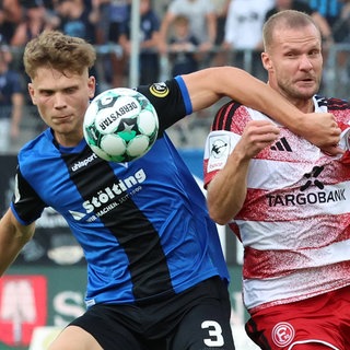 Malik Polt (SV Waldhof Mannheim) und Eric Hottmann (Fortuna Duesseldorf) im Zweikampf