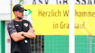 VfB-Trainer Sebastian Hoeneß beim Trainingslager in Grassau