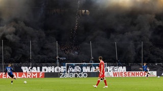 Die Mannheimer-Fans zuenden Pyrotechnik 21.08.2026, SV Waldhof Mannheim 07 - 1. FC Kaiserslautern