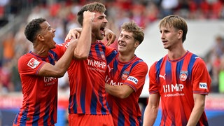 Julian Niehues feiert seinen Treffer zum 4:2 für den 1. FC Heidenheim gegen Dynamo Dresden mit Marcel Costly, Yannik Wagner und Jan Schoeppner.