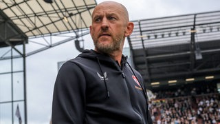 FCK-Trainer Torsten Lieberknecht freute sich über den Sieg beim FC St. Pauli, fand aber auch deutliche Worte zu der Derby-Randale beim Pokalspiel bei Waldhof Mannheim in der Woche davor. 