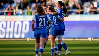Spielerinnen der TSG 1899 Hoffenheim jubeln über das Tor zum 1:0
