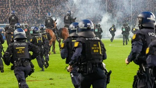 Krawalle beim DFB-Pokal-Spiel-zwischen Waldhof Mannheim und dem FCK. 