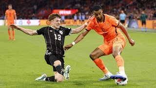 Philipp Treu gegen Cody Gakpo bei Treus DFB-Debüt gegen die Niederlande in Amsterdam.