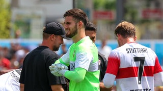 VfB-Trainer Sebastian Hoeneß, Keeper Dennis Seimen und Maximilian Mittelstädt