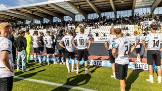 Die Spieler des SSV Ulm vor wütenden Fans. Am Samstagnachmittag mussten die Zuschauer im Donaustadion bei der 0:1-Niederlage gegen Eintracht Trier die nächste Niederlage verdauen.