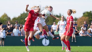Kopfballduell zwischen Camilla Küver (VfL Wolfsburg, li.) und Milena Fischer (SC Sand)