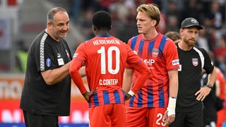 Frank Schmidt mit Spielern des 1. FC Heidenheim