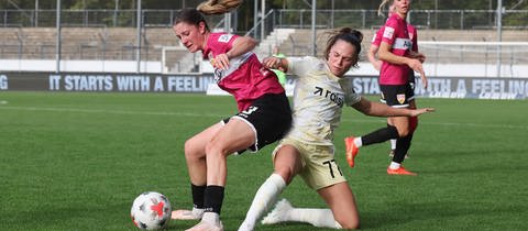 Lenelotte Müller (VfB) im Zweikampf mit Jill Janssens (Union Berlin).