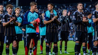 Die deutsche Nationalmannschaft applaudiert nach dem Spiel in Griechenland vor den Fans