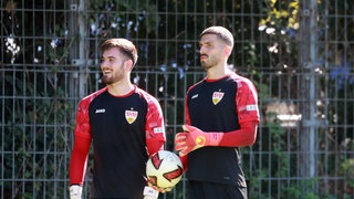 Die VfB-Torhüter Dennis Seimen (li.) und Fabian Bredlow