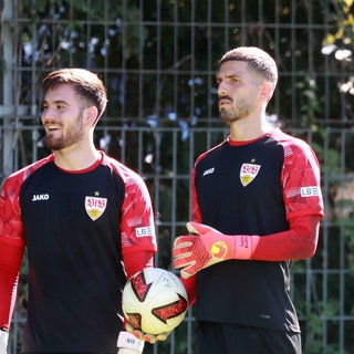 Die VfB-Torhüter Dennis Seimen (li.) und Fabian Bredlow