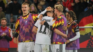 Spieler der deutschen U21 um Dzenan Pejcinovic bejubeln ein Tor.