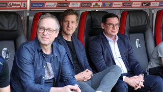 Hintermänner des Freiburger Erfolgs von links nach rechts: Klemens Hartenbach (Leiter Scouting-Abteilung), Jochen Saier (Vorstand Sport) und Oliver Leki (Vorstand Finanzen, Organisation und Marketing)