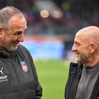 Frank Schmidt vom 1. FC Heidenheim im Gespräch mit Torsten Lieberknecht vom 1. FC Kaiserslautern