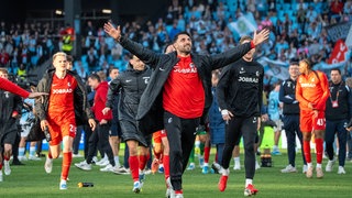 Grifo feiert Halbfinaleinzug mit offenen Armen zu den Fans