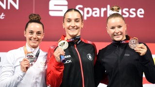 Pauline Schäfer-Betz (KTV Chemnitz), Helen Kevric (MTV Stuttgart 1843), Silja Stöhr (SG Heddesheim) bei einer Siegerehrung