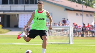 Ermedin Demirovic (VfB Stuttgart) im Trainingslager am Ball