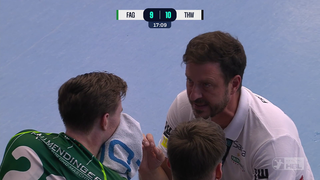 Benjamin Matschke (Trainer FA Göppingen) im Gespräch mit einem Spieler im Spiel gegen den THW Kiel