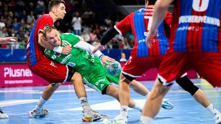 Fuechse Berlin v. li. im Zweikampf Nikola Vlahovic (Bietigheim) und Mathias Gidsel (Berlin) Bietigheim-Bissingen Egetrans Arena Baden-Württemberg Deutschland