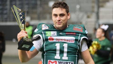 Reilly Hennessey hält die Trophäe des German Bowl MVP in seiner Hand