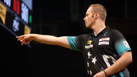 Max Hopp in der Wurfbewegung beim Darts