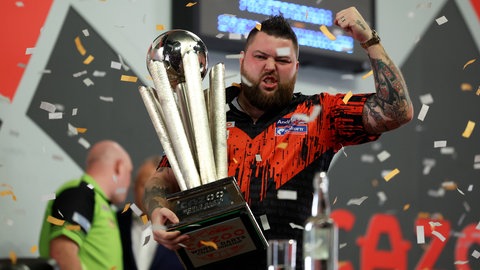 Dartsspieler Michael Smith mit der WM-Trophäe