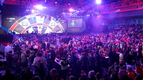 Fans warten im Londoner Ally Pally auf den Beginn des WM-Finales im Darts