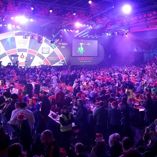 Fans warten im Londoner Ally Pally auf den Beginn des WM-Finales im Darts