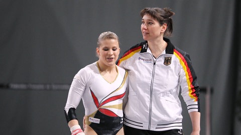 Elisabeth Seitz (l.) und Ex-Trainerin Claudia Schunk (2011)