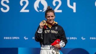 Maike Hausberger (Pararadsportlerin) bei den Paralympics mit Goldmedaille