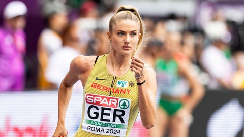 Alica Schmidt bei einem Staffelrennen über 400 Meter.