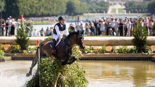 Vielseitigkeitsreiter Michael Jung auf seinem Wallach Chipmunk bei den Olympischen Spielen 2024. In Paris krönte er sich zum Olympiasieger.