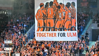 "Together for Ulm" - Zusammen für Ulm. Der Fanblock hat zum ersten Heimspiel der neuen Saison ein riesiges Banner gemalt.