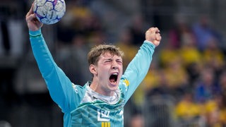 Göppingens Elias Newel versucht an Lukas Sandell von den Rhein-Neckar Löwen vorbeizukommen.