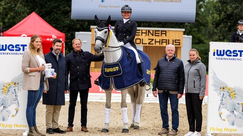 Siegerehrung beim CHI Donaueschingen 2024 mit Turnierdirektor Matthias Rath von Schafhof Connects.