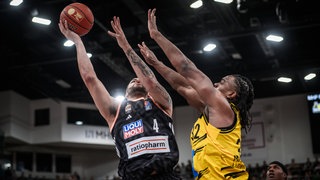 Im Derby nicht immer auf Augenhöhe - Ludwigsburg (Keeshawn Kellman) und Ulm (Christopher Ledlum, schwarzes Trikot). 