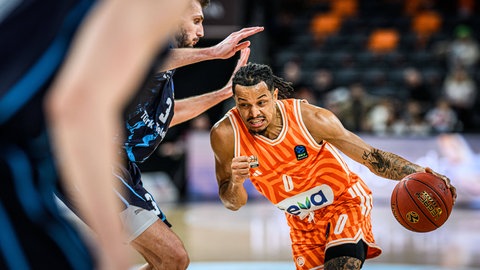 Kein Durchkommen für den Ulmer Aufbauspieler Nelson Weidemann. Die Ulmer blieben beim Eurocup-Heimspiel am Mittwochabend gegen Ankara chancenlos.