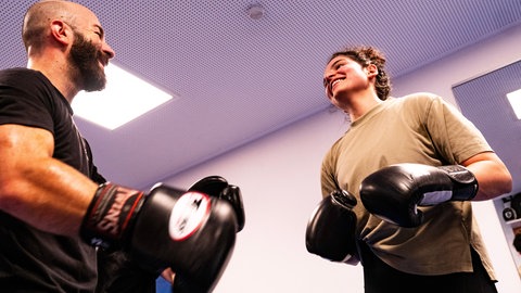 Yasmina und Jacques lachen nach der Partnerübung