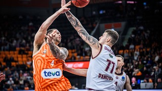 Umkämptes Spiel: Ulm (hier mit Chris Ledlum) gegen Panezezys.