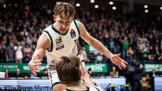 Steven Ashworth (oben) und Marten Linssen von den Gladiators Trier feuern sich an