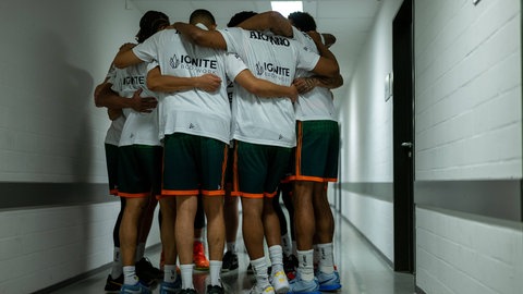 Teamkreis von Basketballbundesligist Gladiators Trier vor dem Spiel in Ludwigsburg