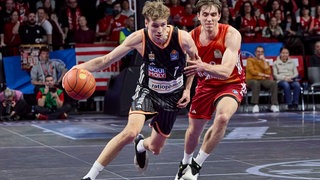 Der Ulmer Tobias Jensen zieht an seinem Gegenspieler Justinian Jessup vorbei.