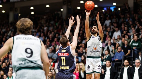 Behnam Yakhchali (Gladiators Trier) im Zweikampf mit Moses Wood (Alba Berlin).