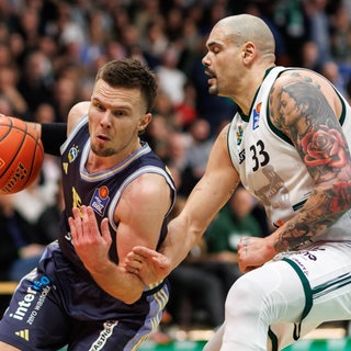 Martin Hermannsson (Alba Berlin) im Zweikampf mit Maik Zirbes (Gladiators Trier).