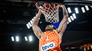 Christopher Ledlum (ratiopharm Ulm) beim Dunking. 