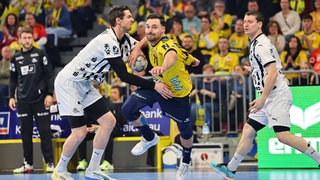 Dani Bajens von den Rhein-Neckar Löwen im Duell mit Hendrik Pekeler vom THW Kiel.