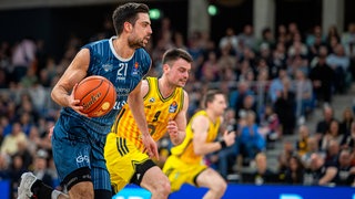 Mateo Seric (MLP Academics Heidelberg) im Duell mit Jonas Mattisseck (Alba Berlin).