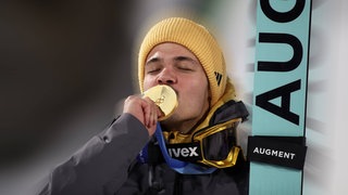 RAIMUND Philipp (GER) beim Küssen seiner olympischen Goldmedaille.